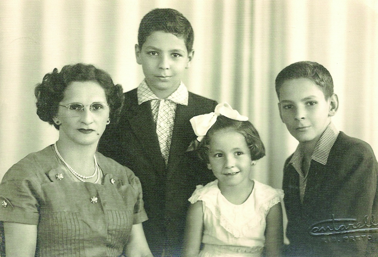 A mãe Anna e os irmãos Anna Lúcia e Niuro Luiz, em foto de 1953